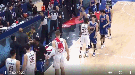 體壇聯播｜遼籃廣東衝突不斷3人驅逐，李春江馬布裡場邊對罵