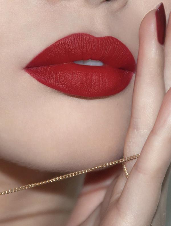 經典的正紅色，越看越好看，顯白又時髦，黃皮也能夠駕馭