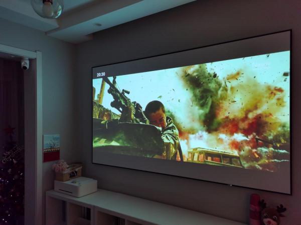 幾千元投影就能有幾萬元鐳射電視的體驗，慧示J1 Pro評測