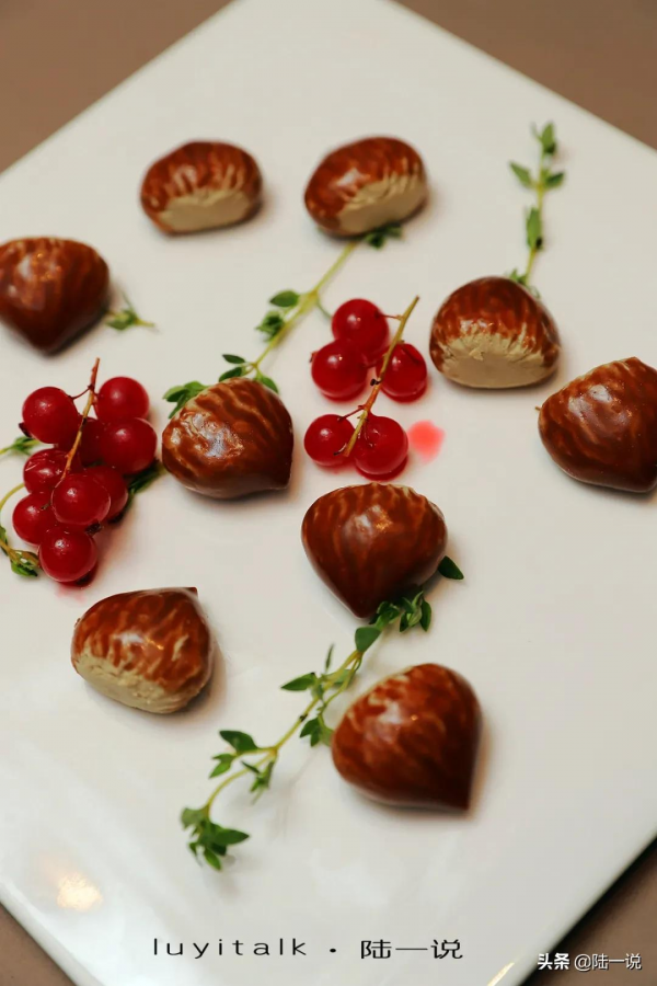 10人消費將近4000元，鮮松茸、大黃魚、羅氏蝦、私房牛肉都不錯