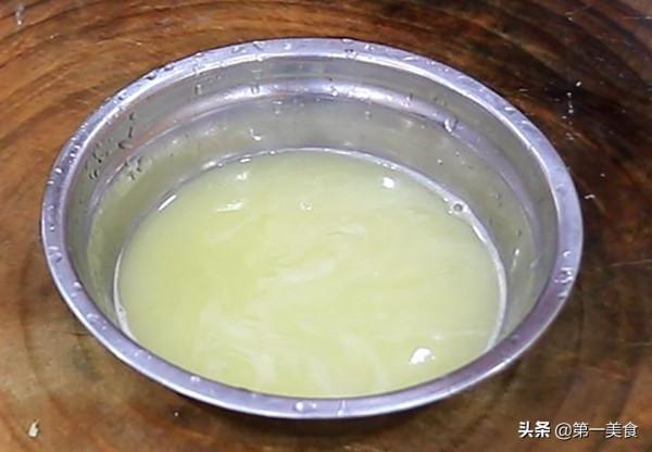 用2個雞腿，跟廚師長學做醬爆雞丁，鮮嫩滑口，醬香濃郁，真下飯