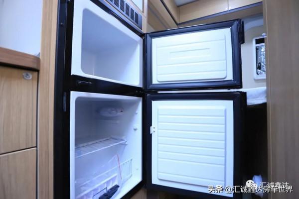 ​大通4人版柴油自動擋房車！簡潔佈局，還設多種實用設計