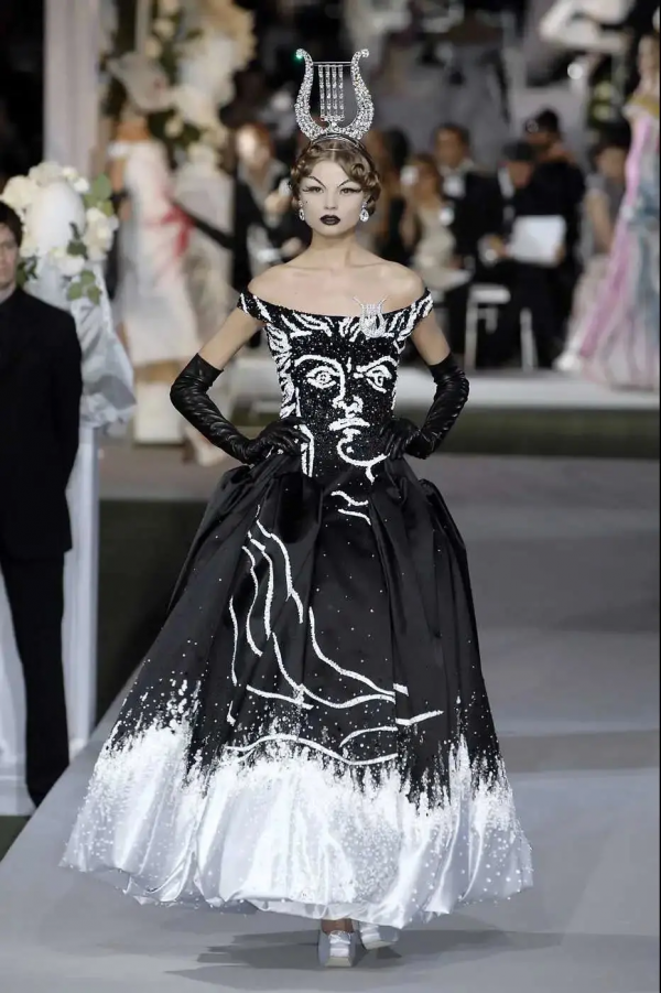 被迪奧開除後，他歸隱法國鄉間，改造後的老房子美得無藥可救