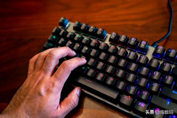 ¥99撿漏全鍵區RGB燈效+合金面板,國產廉價青軸機械鍵盤開箱曬單 ¥99撿漏全鍵區RGB燈效+合金面板,國產廉價青軸機械鍵盤開箱曬單