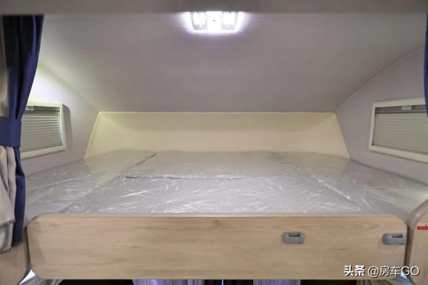 適合4-6人旅行的高配房車,標配820Ah電池+柴暖,可以四季出行 適合4-6人旅行的高配房車,標配820Ah電池+柴暖,可以四季出行