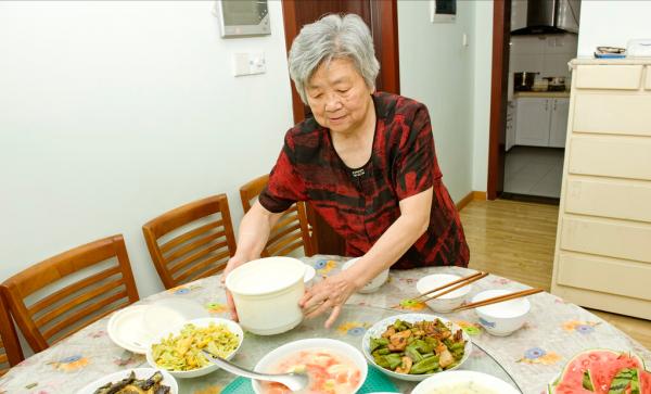 79歲老人坦言：僱住家保姆養老，就是一場殘酷無情的金錢交易