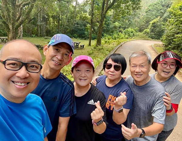 《射鵰英雄傳》演員罕同框，李司棋抗癌成功精神足，劉江笑容慈祥