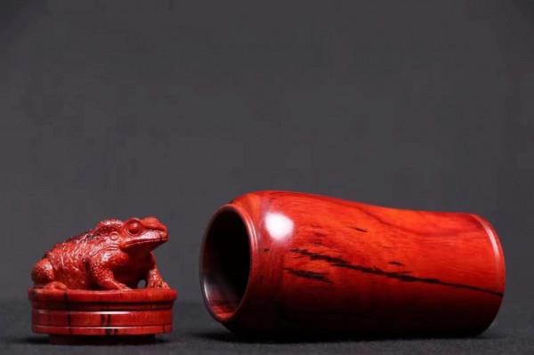 紫檀罐上有金蟾！別緻木器，卻是摯愛藏品