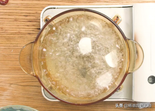 避風塘風味的鹹蛋黃炒茭白,鮮香誘人,美味營養,家中孩子特愛吃 避風塘風味的鹹蛋黃炒茭白,鮮香誘人,美味營養,家中孩子特愛吃