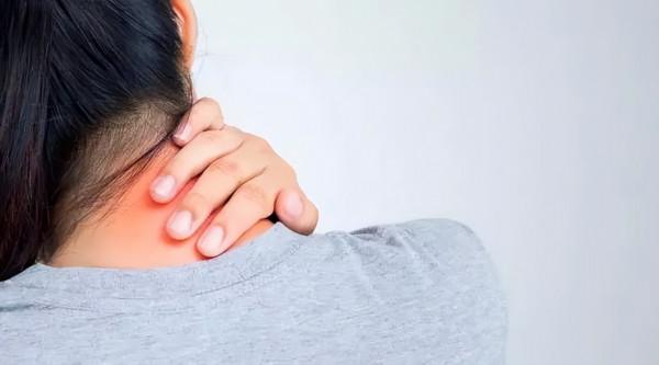 脖子後面的“富貴包”，究竟是怎麼長出來的？4招教你科學緩解