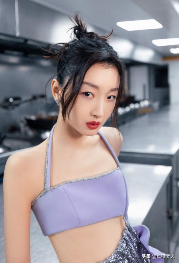 周冬雨終於不再是小孩身,搭配一襲拼接抹胸禮裙封神,氣場感十足 周冬雨終於不再是小孩身,搭配一襲拼接抹胸禮裙封神,氣場感十足