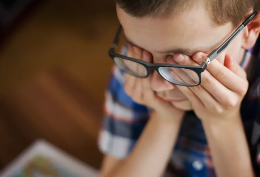 小孩歪著頭看東西？醫生：警惕斜視