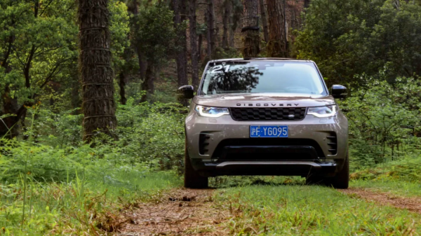 學人穿晚禮服去越野？