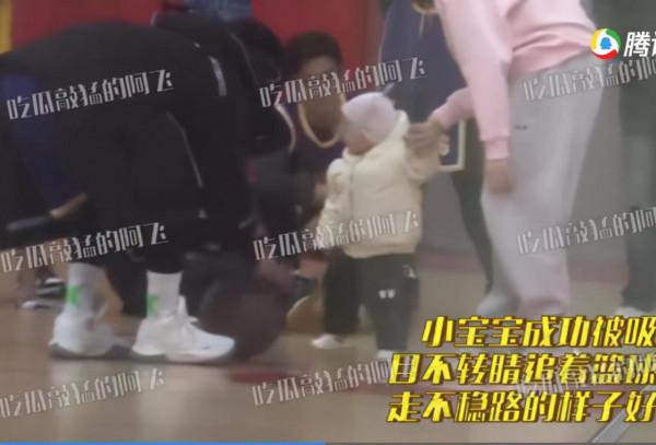 鄭愷一家罕見同框!女兒小酸奶全身照首次曝光,走路不穩萌態足 鄭愷一家罕見同框!女兒小酸奶全身照首次曝光,走路不穩萌態足