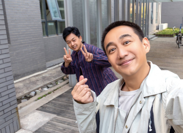 49歲黃磊身形暴瘦,下巴變尖顏值回春,和師哥劉奕君同框很養眼 49歲黃磊身形暴瘦,下巴變尖顏值回春,和師哥劉奕君同框很養眼