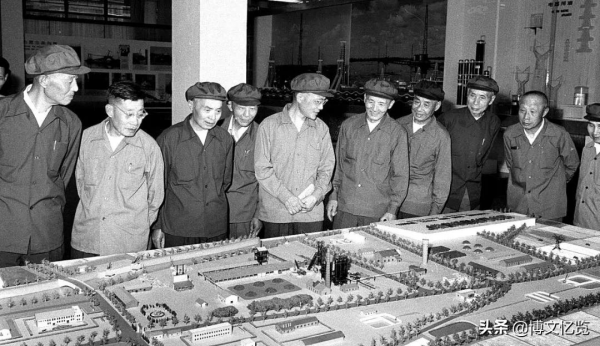 老照片：周恩來 陳毅 溥儀 杜聿明 宋希濂 範漢傑 王耀武 廖耀湘合影