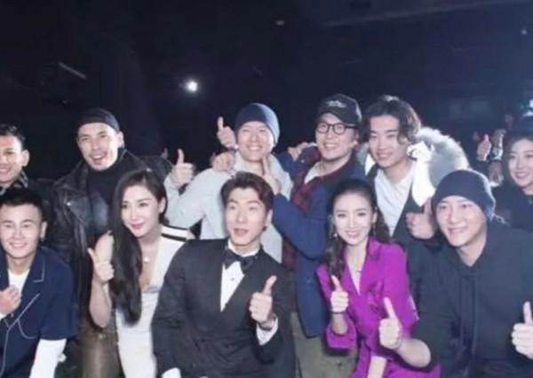 董潔總算找對了風格，穿亮紫色長裙豔而不俗，扎半馬尾美出新高度