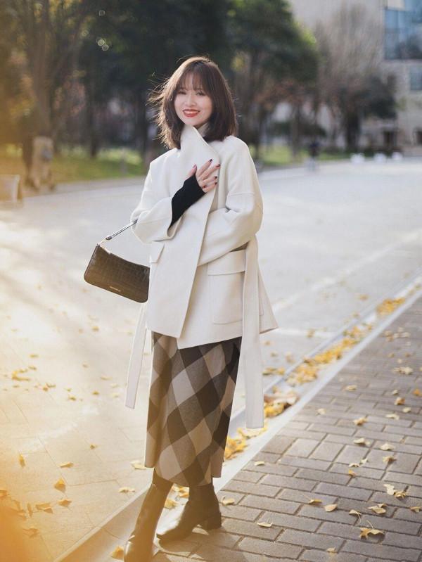 今年流行羽絨服搭配針織褲，百搭又時尚，普通女生也能穿出高階感