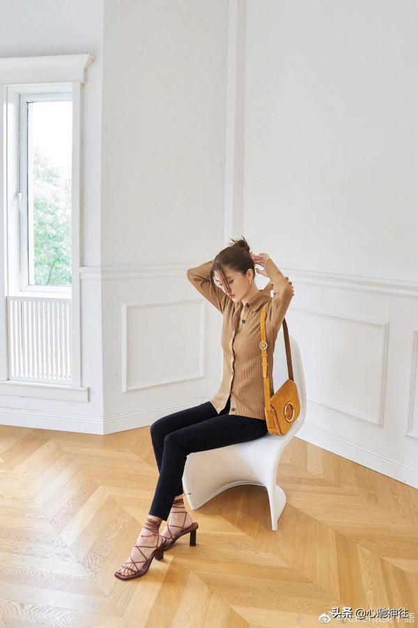 吳千語身穿棕色針織衫搭配黑色休閒褲，時尚有型，盡顯名媛氣質