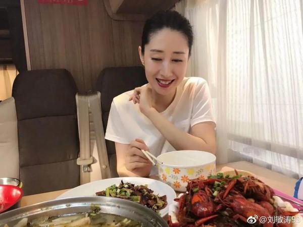 劉敏濤伙食不錯，很滿足的樣子