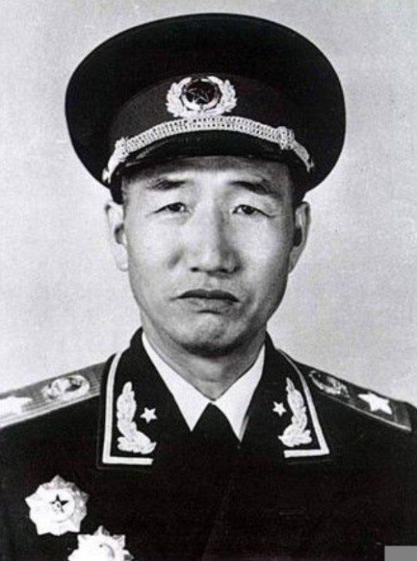 我軍能統領大兵團作戰的統帥,除了彭林粟劉四人以外,還有誰? 我軍能統領大兵團作戰的統帥,除了彭林粟劉四人以外,還有誰?
