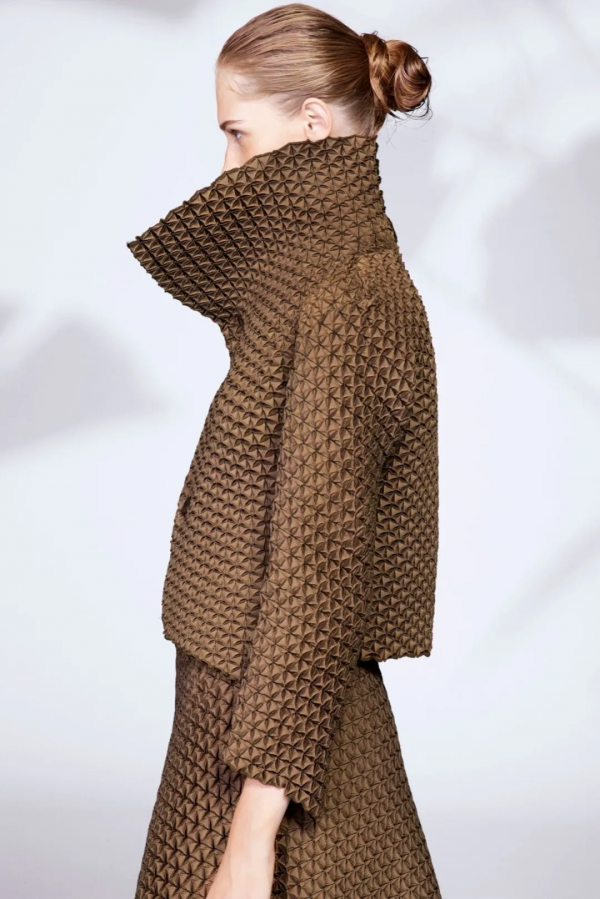 三宅一生｜他鐘愛褶皺，輪廓，解構，將時尚變成藝術