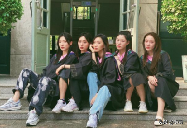 《突圍》選角絕了，扮演青年石紅杏的演員像極了閆妮，什麼來頭？