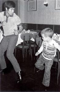 1993年李小龍之子李國豪在片場遭“槍殺”，到底是意外還是陰謀？