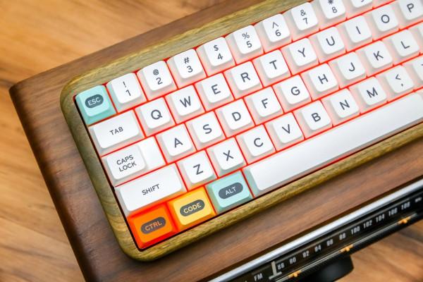 可以盤的客製化鍵盤？綠檀木外殼MelGeek Mojo60雙模鍵盤入坑記