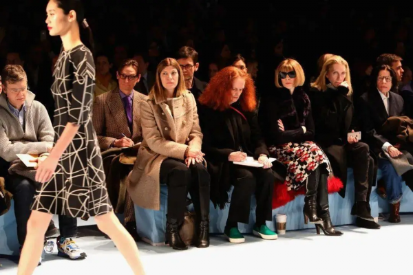 誰說女知識分子不時髦?會寫字的女人,穿得好更好看 誰說女知識分子不時髦?會寫字的女人,穿得好更好看