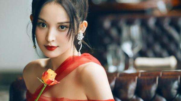 古力娜扎身穿星光紗裙，盡顯優雅氣質