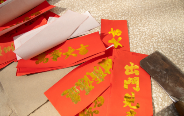 過年貼春聯別再用膠水！教你正確的做法，平整乾淨不留痕