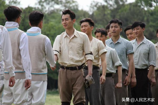 從《激情燃燒的歲月》到《士兵突擊》《我的團長我的團》,他將男人戲拍到極致 從《激情燃燒的歲月》到《士兵突擊》《我的團長我的團》,他將男人戲拍到極致