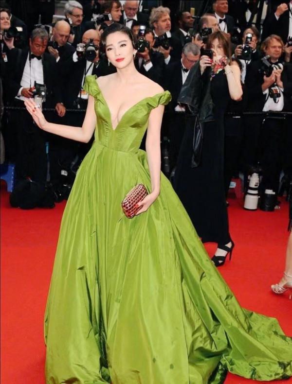 孫儷穿高定被說像裹了張床單：穿衣不懂這2點，就算明星也踩雷