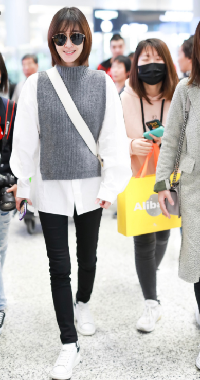 王麗坤帶火了襯衫疊穿高領衫，時髦還大氣，配長筒靴太有氣場了