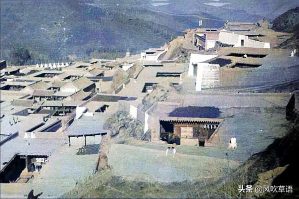 1936年的青海西寧塔爾寺，門前是熱鬧非凡的集貿市場