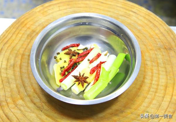 西紅柿煨牛腩怎麼做好吃，掌握焯水技巧，牛肉軟爛不腥，湯汁濃郁