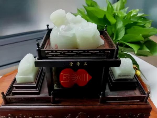 八方共舉：袁氏玉雕今立派！“皇阿瑪”張鐵林蒞臨揭牌