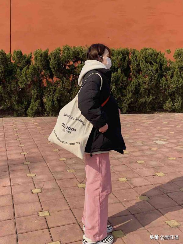 今年冬天穿衣流行“黑+粉”，酷炫瀟灑又不失溫柔感，誰穿誰美