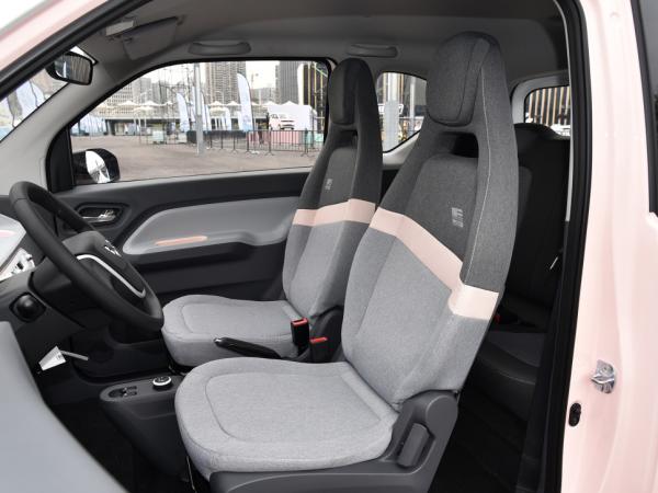 五菱的精品代步車,充一次電能開170KM,時尚動感,月薪5千買得起 五菱的精品代步車,充一次電能開170KM,時尚動感,月薪5千買得起