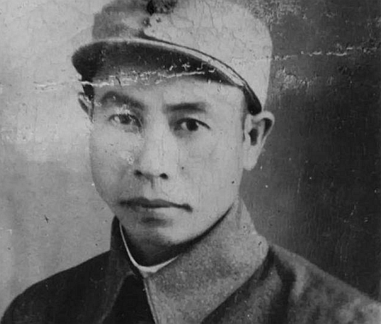 75年中央派人到新疆慰問，毛主席囑託：請放一束野花到我弟弟墓前