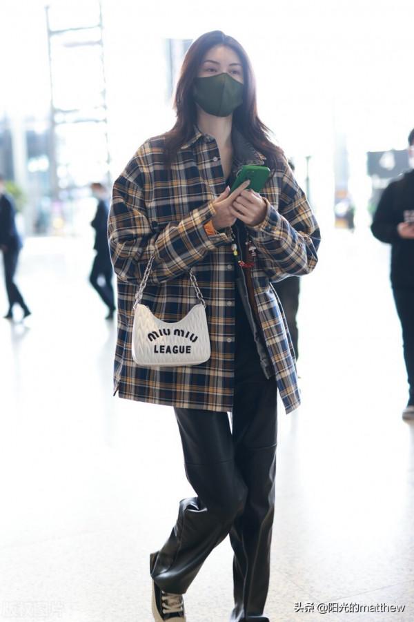 街拍：何穗穿男友風格子襯衫外套長髮飄逸人群中好亮眼