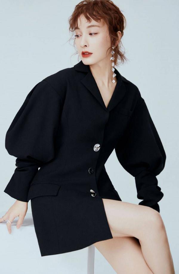 吳昕美到了國外,穿綢緞上衣配一頭金髮好驚豔,連氣質都昇華了 吳昕美到了國外,穿綢緞上衣配一頭金髮好驚豔,連氣質都昇華了