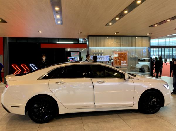 採用傳統的內飾設計,乘坐空間略顯侷促,入門級豪車林肯MKZ 採用傳統的內飾設計,乘坐空間略顯侷促,入門級豪車林肯MKZ