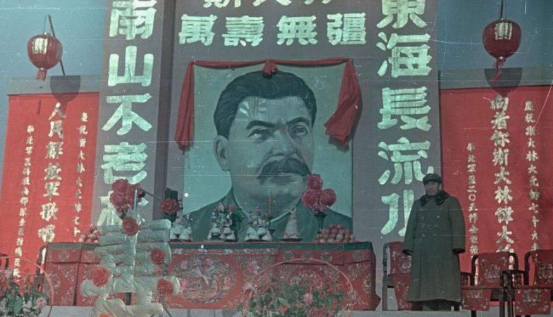 49年斯大林在蘇聯見到毛主席，握住他的手：你很年輕，很了不起