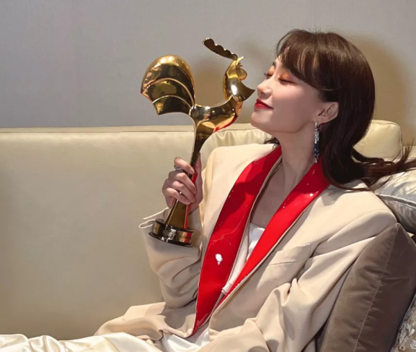 明星春晚私服暴露時尚圈地位，趙麗穎空有稱號，張小斐獲高奢認領