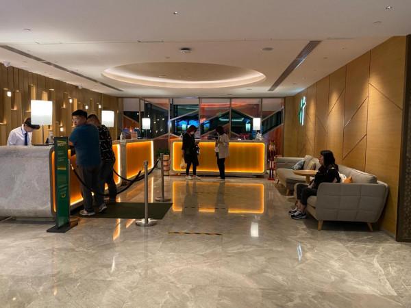 沒想到一輛經典的大眾露營車開到了酒店的餐廳裡