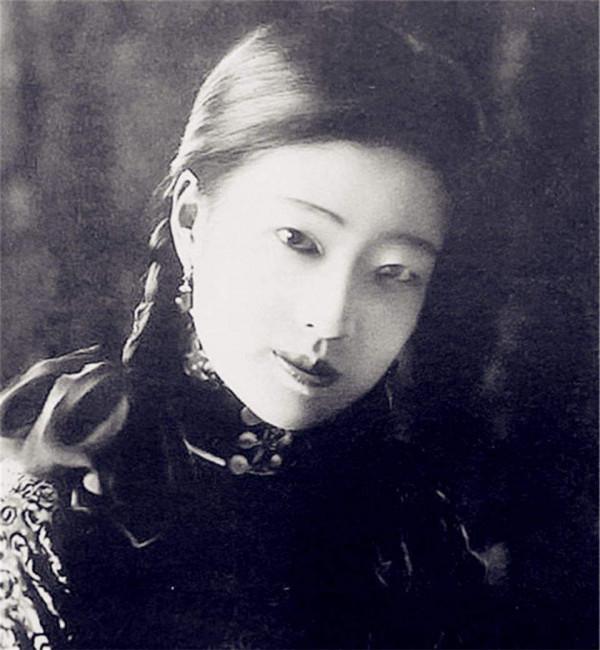 末代皇后長得漂亮，吸食煙土精神異常，屍體被棄臭水溝