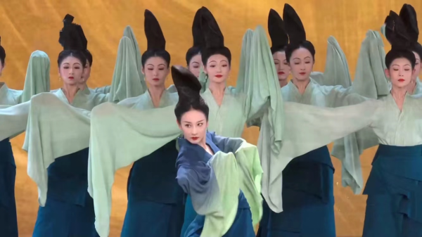 春晚奇葩出圈合集：馬凡舒的敬酒服，張小斐的妝發，譚維維的遮瑕