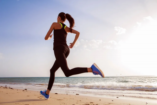 每天這樣站，站出長壽腿，80歲了還健步如飛